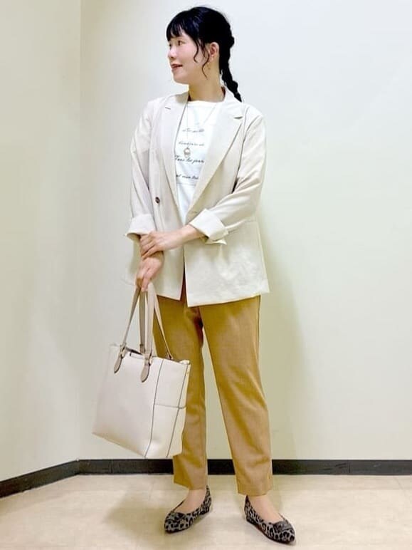 ベージュ系のテーラードジャケット、ホワイト系のTシャツ/カットソー、イエロー系のその他パンツを着用したレディースの秋コーディネートの5枚目の写真
