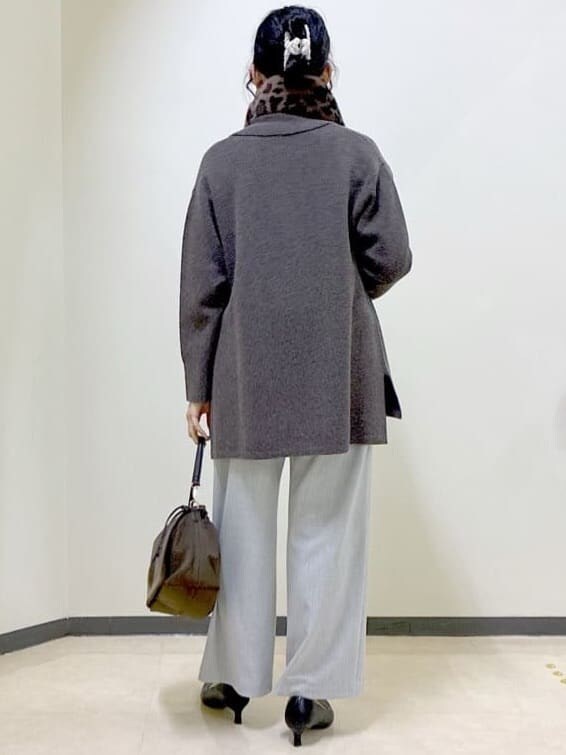 ブラウン系のカーディガン/ボレロ、ブラック系のニット/セーター、グレー系のその他パンツを着用したレディースの冬コーディネートの4枚目の写真