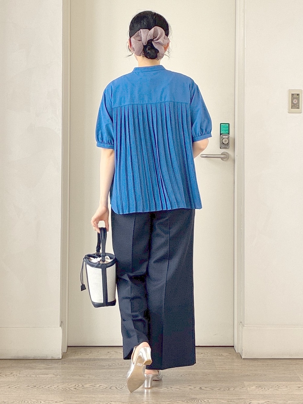 ブルー系のシャツ/ブラウス、ブルー系のその他パンツ、ブルー系のショルダーバッグを着用したレディースの夏コーディネートの3枚目の写真