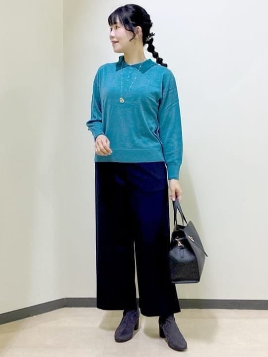 ブルー系のニット/セーター、グレー系のその他アウター、ブルー系のその他パンツを着用したレディースの冬コーディネートの8枚目の写真