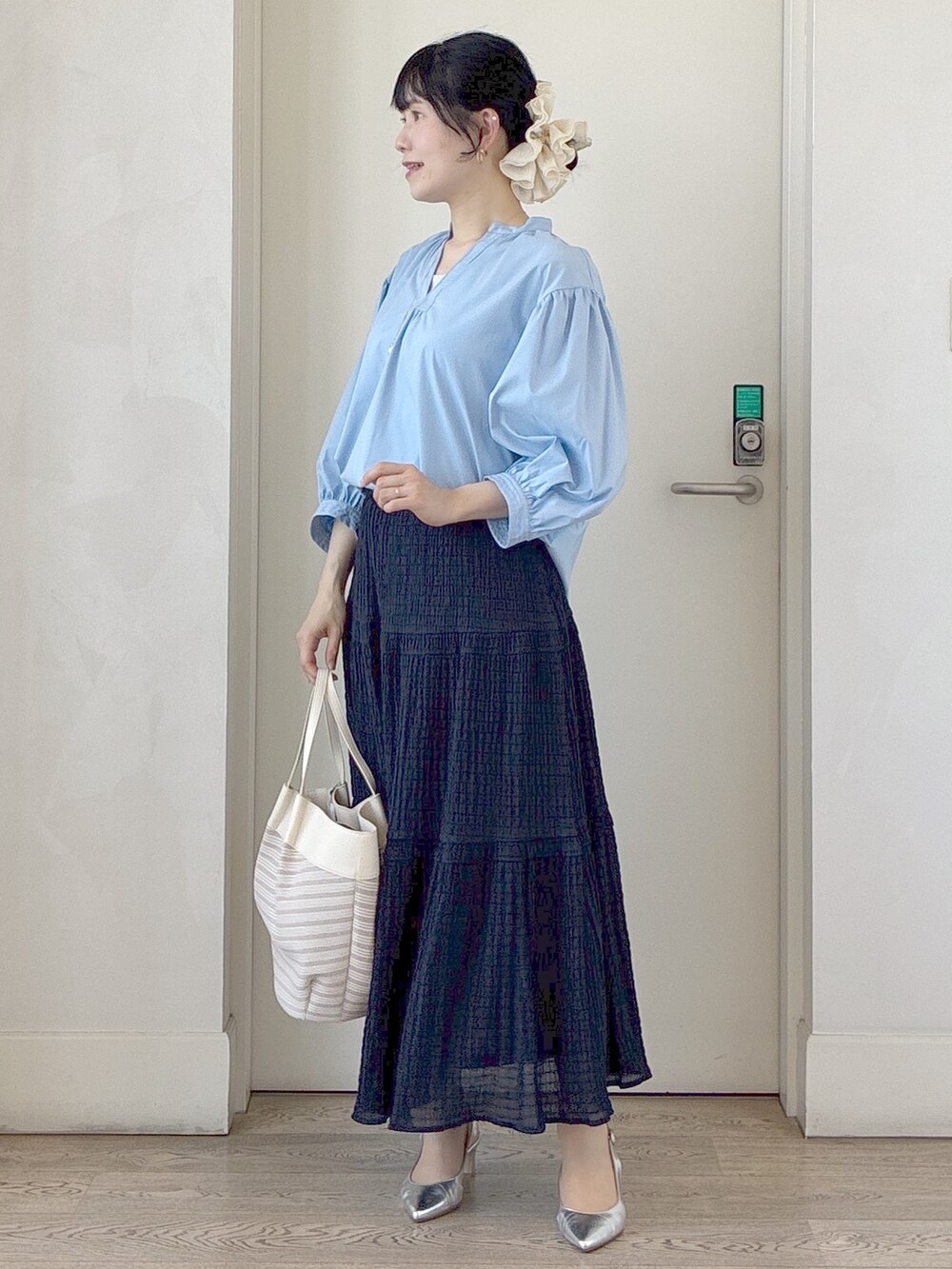 ブルー系のシャツ/ブラウス、ベージュ系のトートバッグ、ベージュ系のタンクトップを着用したレディースの春コーディネートの10枚目の写真