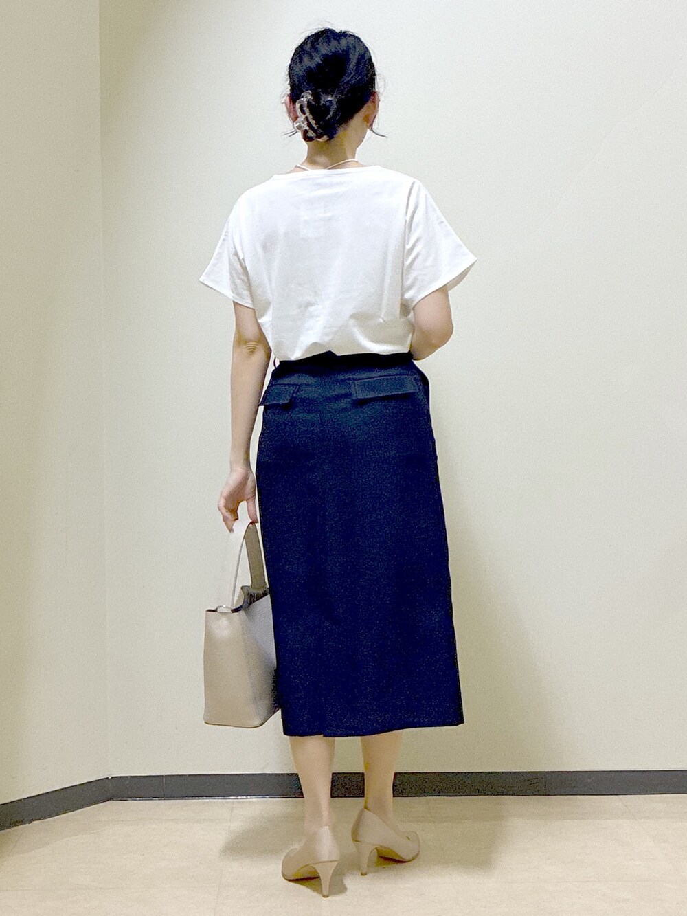 ホワイト系のTシャツ/カットソー、ブルー系のカーディガン/ボレロ、ブルー系のスカートを着用したレディースの夏コーディネートの3枚目の写真