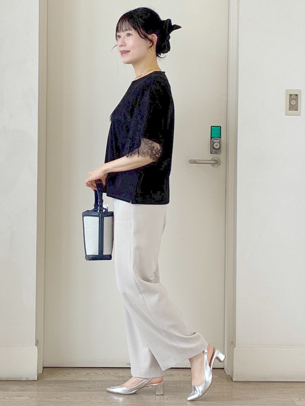 ブラック系のTシャツ/カットソー、ベージュ系のその他パンツ、ホワイト系のカーディガン/ボレロを着用したレディースの夏コーディネートの2枚目の写真