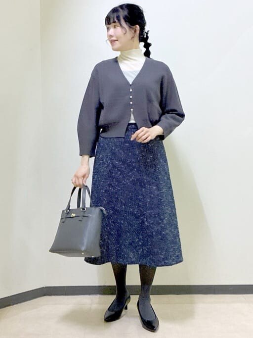 グレー系のカーディガン/ボレロ、ブラック系のタンクトップ、ホワイト系のTシャツ/カットソーを着用したレディースの冬コーディネートの5枚目の写真