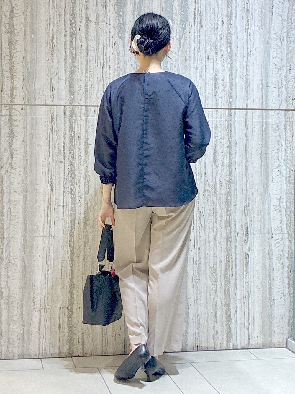 ブルー系のシャツ/ブラウス、ベージュ系のその他パンツ、ブラック系のブルゾンを着用したレディースの秋コーディネートの3枚目の写真