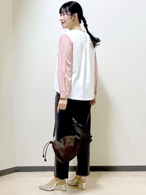 ホワイト系のTシャツ/カットソー、ブラウン系のその他パンツ、ブラウン系のショルダーバッグを着用したレディースの冬コーディネートの4枚目の写真