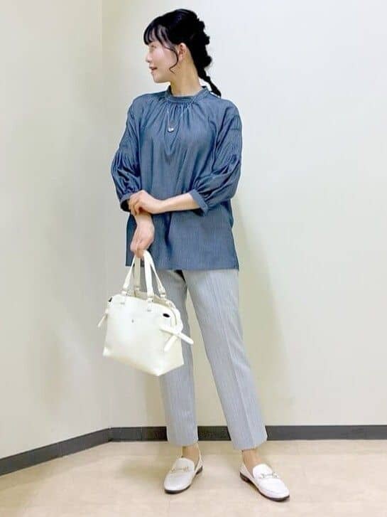 ブルー系のシャツ/ブラウス、グレー系のその他パンツ、ホワイト系のトートバッグを着用したレディースの夏コーディネートの5枚目の写真
