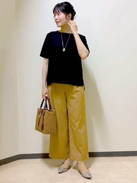 ブラック系のTシャツ/カットソー、イエロー系のその他パンツ、グレー系のその他パンツを着用したレディースの夏コーディネートの5枚目の写真