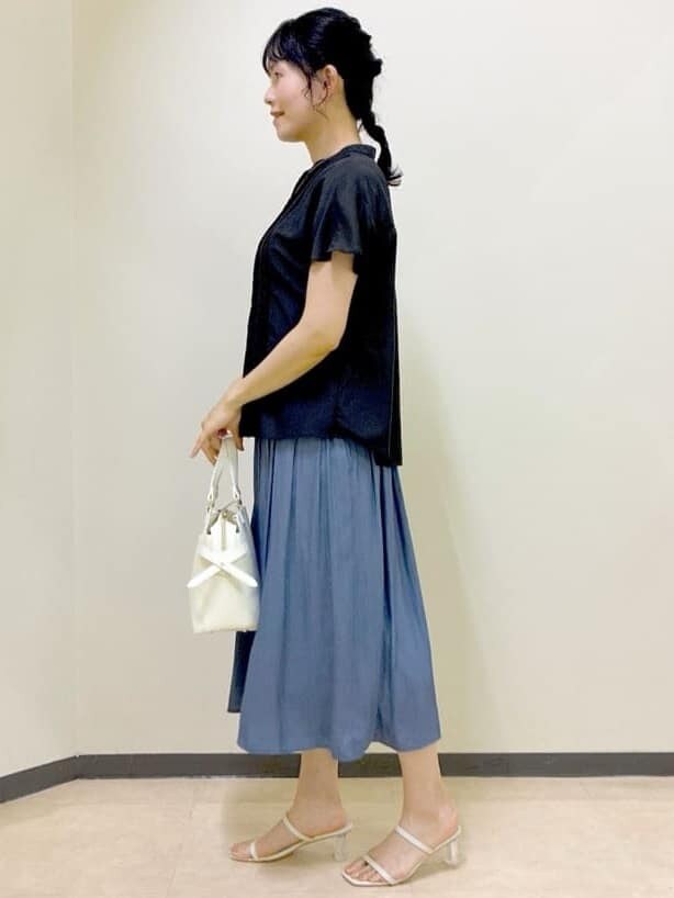 ブラック系のシャツ/ブラウス、ブルー系のその他パンツ、ホワイト系のトートバッグを着用したレディースの夏コーディネートの2枚目の写真