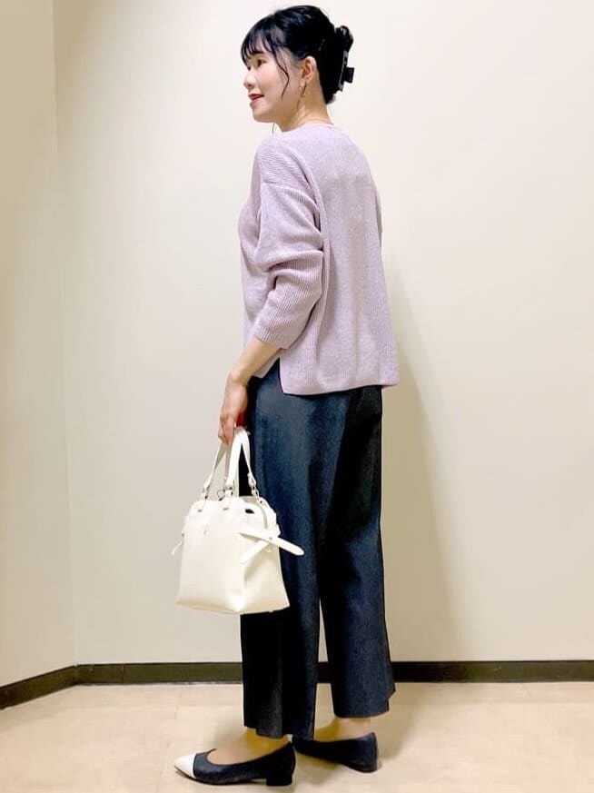 ピンク系のニット/セーター、ブルー系のその他パンツ、ベージュ系のピーコートを着用したレディースの春コーディネートの4枚目の写真