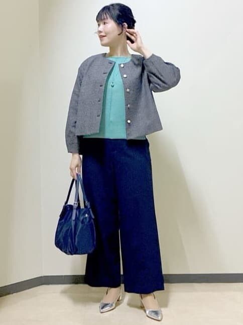 グレー系のノーカラージャケット、グリーン系のニット/セーター、ブルー系のその他パンツを着用したレディースの冬コーディネートの6枚目の写真