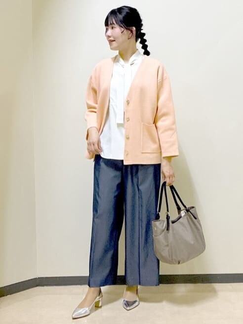 オレンジ系のカーディガン/ボレロ、ホワイト系のシャツ/ブラウス、ブルー系のその他パンツを着用したレディースの冬コーディネートの6枚目の写真