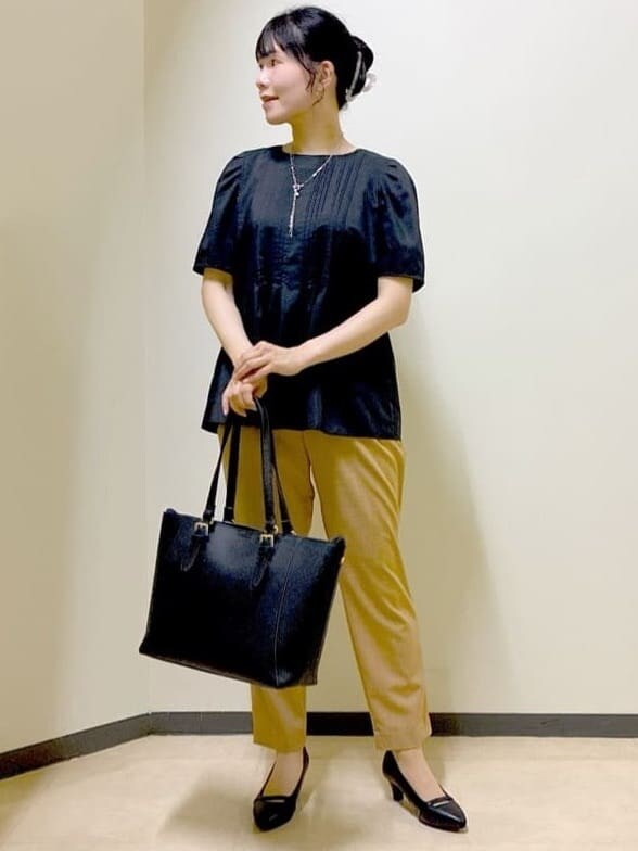 ブラック系のシャツ/ブラウス、イエロー系のその他パンツ、ブラック系のトートバッグを着用したレディースの秋コーディネートの6枚目の写真