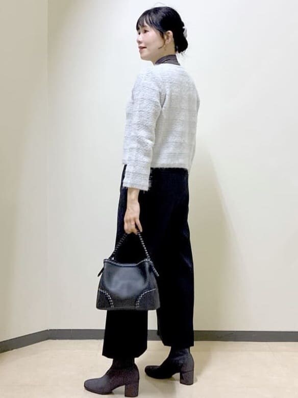 グレー系のカーディガン/ボレロ、グレー系のニット/セーター、ブラック系のその他パンツを着用したレディースの冬コーディネートの4枚目の写真