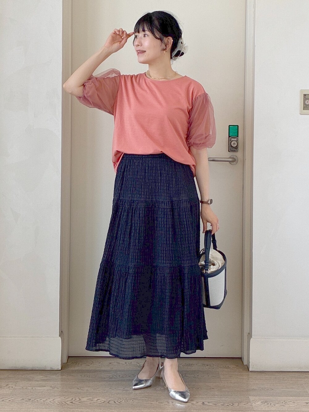 ピンク系のTシャツ/カットソー、ブルー系のスカート、ブルー系のショルダーバッグを着用したレディースの夏コーディネートの5枚目の写真