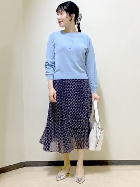 ブルー系のニット/セーター、ブルー系のスカート、ブルー系のブルゾンを着用したレディースの春コーディネートの5枚目の写真