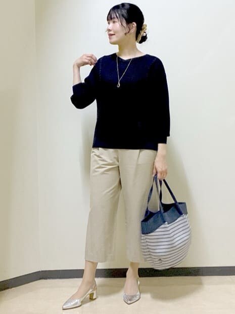 ベージュ系のその他パンツ、ブラック系のニット/セーター、ブルー系のトートバッグを着用したレディースの春コーディネートの9枚目の写真