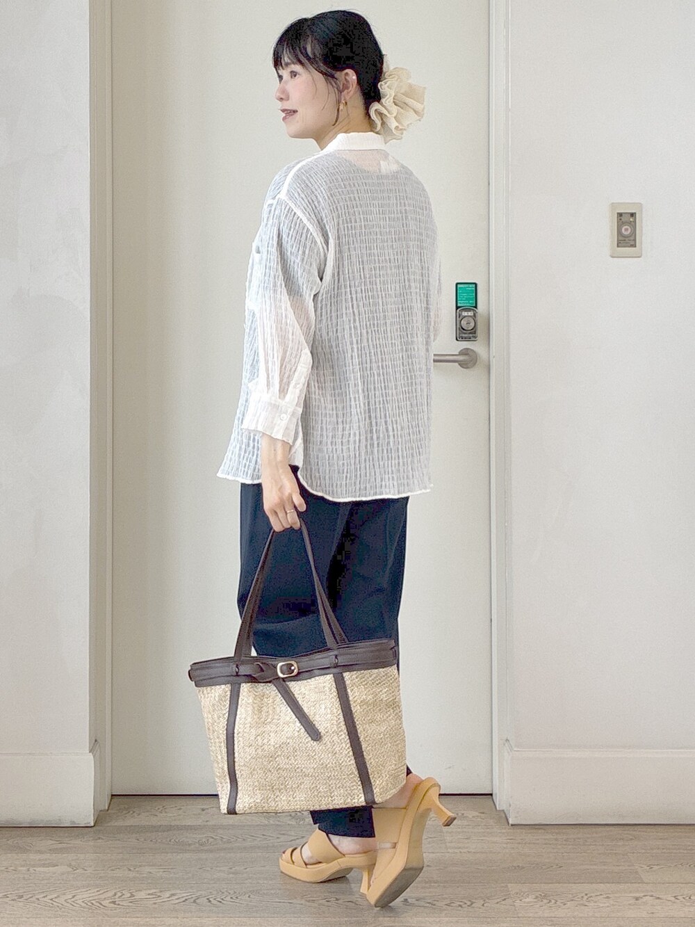 ホワイト系のシャツ/ブラウス、ブラウン系のシャツ/ブラウス、ベージュ系のタンクトップを着用したレディースの夏コーディネートの4枚目の写真