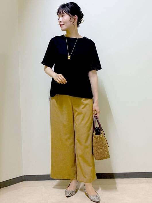 ブラック系のTシャツ/カットソー、イエロー系のその他パンツ、グレー系のその他パンツを着用したレディースの夏コーディネートの7枚目の写真