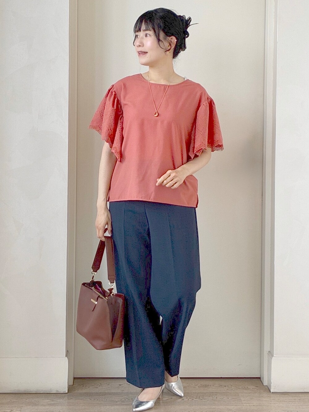 レッド系のシャツ/ブラウス、ブルー系のその他パンツ、ブラウン系のトートバッグを着用したレディースの夏コーディネートの10枚目の写真