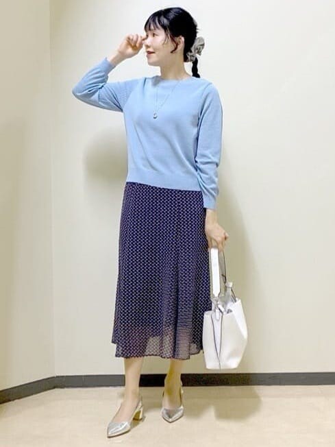 ブルー系のニット/セーター、ブルー系のスカート、ブルー系のブルゾンを着用したレディースの春コーディネートの8枚目の写真