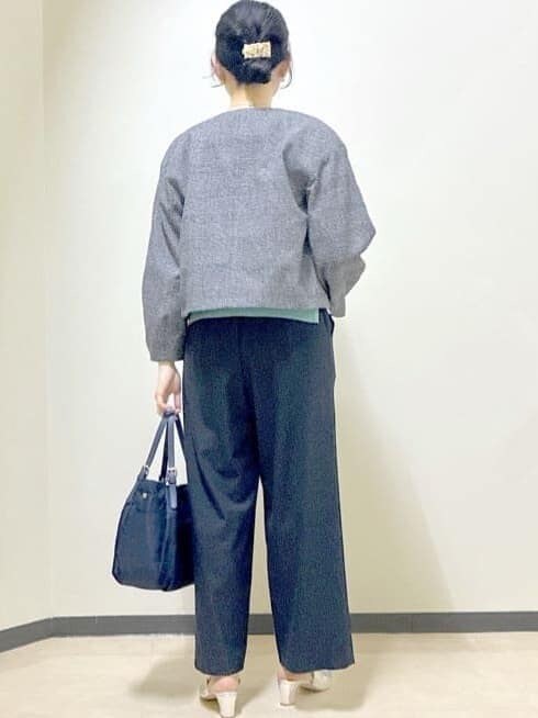 グレー系のノーカラージャケット、グリーン系のニット/セーター、ブルー系のその他パンツを着用したレディースの冬コーディネートの3枚目の写真