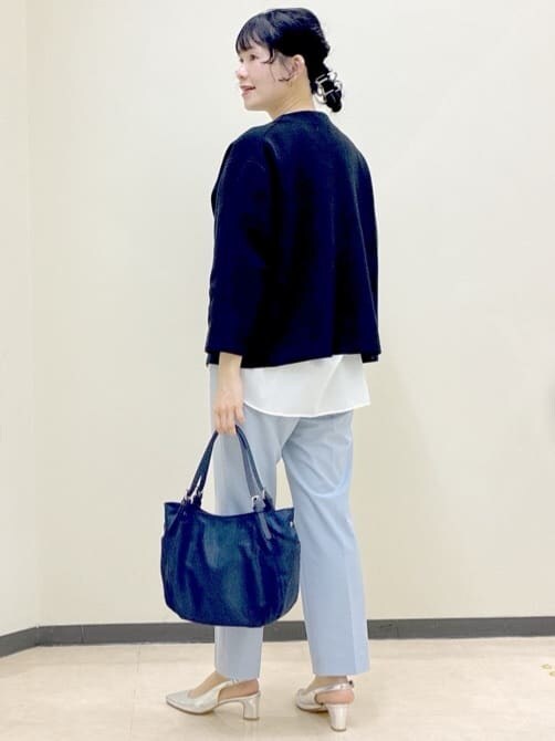 ホワイト系のシャツ/ブラウス、ブルー系のカーディガン/ボレロ、ブルー系のその他パンツを着用したレディースの春コーディネートの9枚目の写真