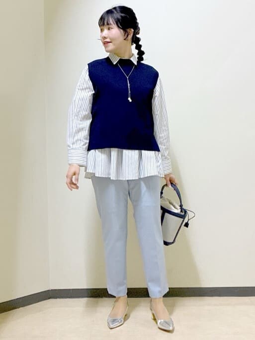ブルー系のニット/セーター、ホワイト系のシャツ/ブラウス、ブルー系のその他パンツを着用したレディースの春コーディネートの4枚目の写真