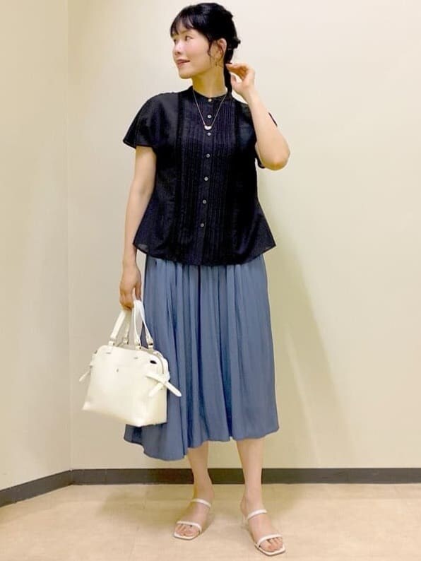 ブラック系のシャツ/ブラウス、ブルー系のその他パンツ、ホワイト系のトートバッグを着用したレディースの夏コーディネートの8枚目の写真