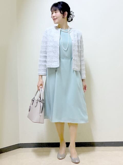 グリーン系のワンピース、グレー系のカーディガン/ボレロ、ベージュ系のハンドバッグを着用したレディースの春コーディネートの9枚目の写真