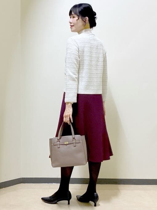 グレー系のカーディガン/ボレロ、ベージュ系のニット/セーター、レッド系のスカートを着用したレディースの冬コーディネートの4枚目の写真