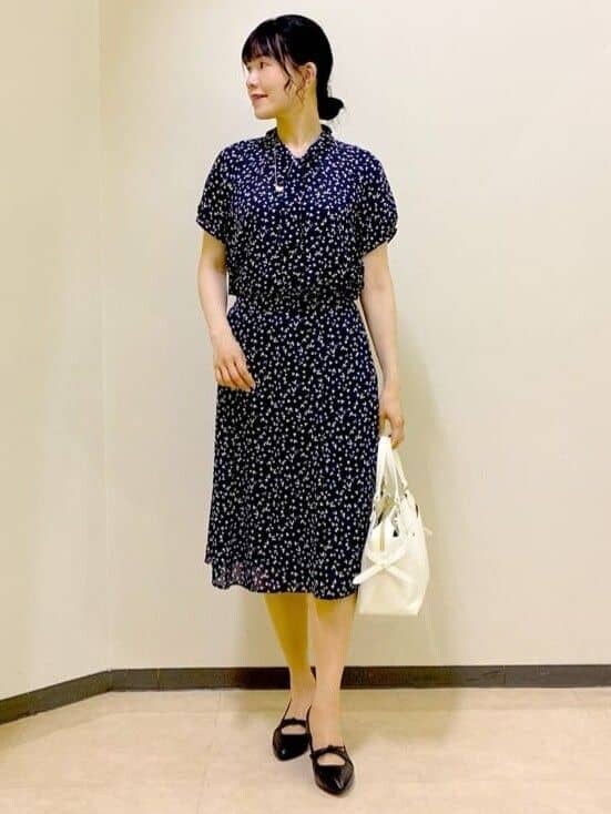 ブルー系のシャツ/ブラウス、ブルー系のスカート、ベージュ系のテーラードジャケットを着用したレディースの夏コーディネートの8枚目の写真