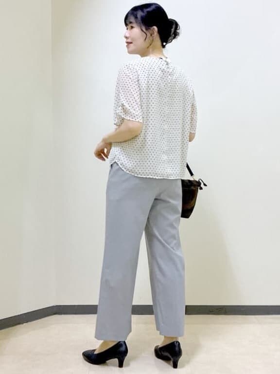 ベージュ系のシャツ/ブラウス、ブラック系のブルゾン、グレー系のその他パンツを着用したレディースの秋コーディネートの4枚目の写真
