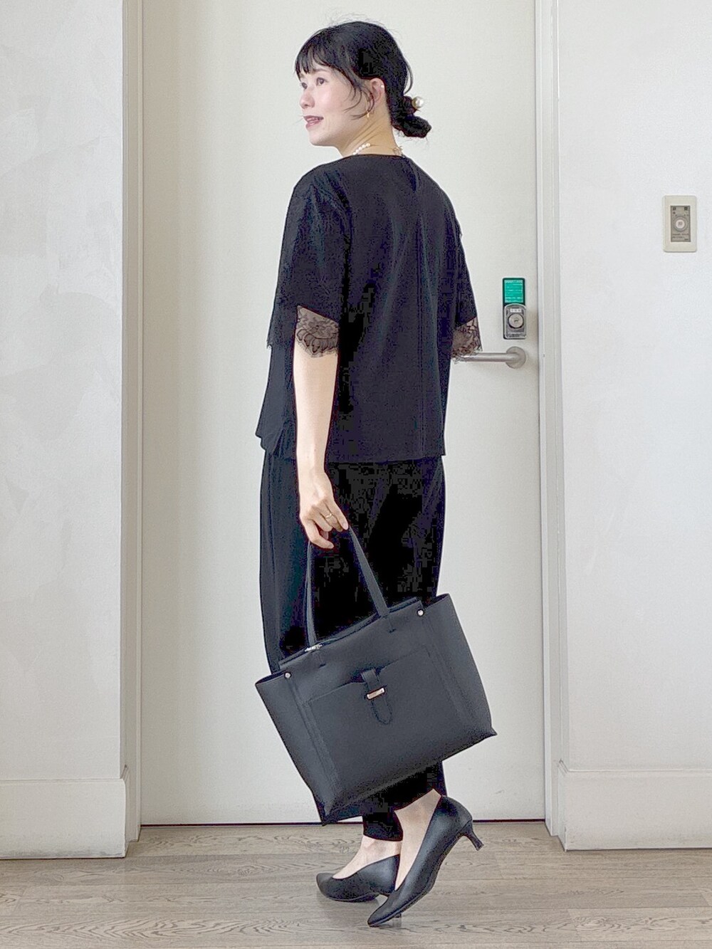 ブラック系のTシャツ/カットソー、ブラック系のその他パンツ、ブラック系のトートバッグを着用したレディースの夏コーディネートの4枚目の写真