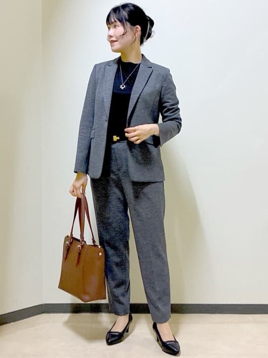 グレー系のテーラードジャケット、ブラック系のTシャツ/カットソー、グレー系のその他パンツを着用したレディースの秋コーディネートの8枚目の写真