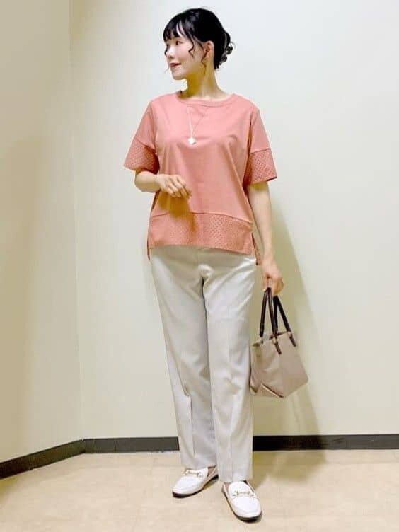 オレンジ系のTシャツ/カットソー、ベージュ系のその他パンツ、ベージュ系のトートバッグを着用したレディースの夏コーディネートの9枚目の写真