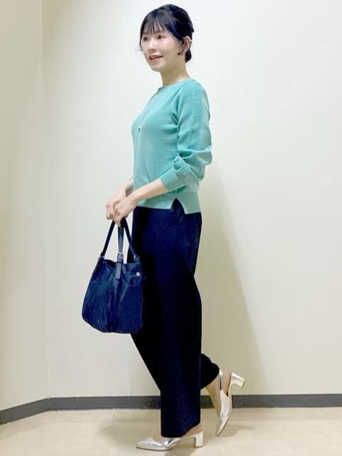 グリーン系のニット/セーター、ブルー系のその他パンツ、グレー系のノーカラージャケットを着用したレディースの冬コーディネートの2枚目の写真