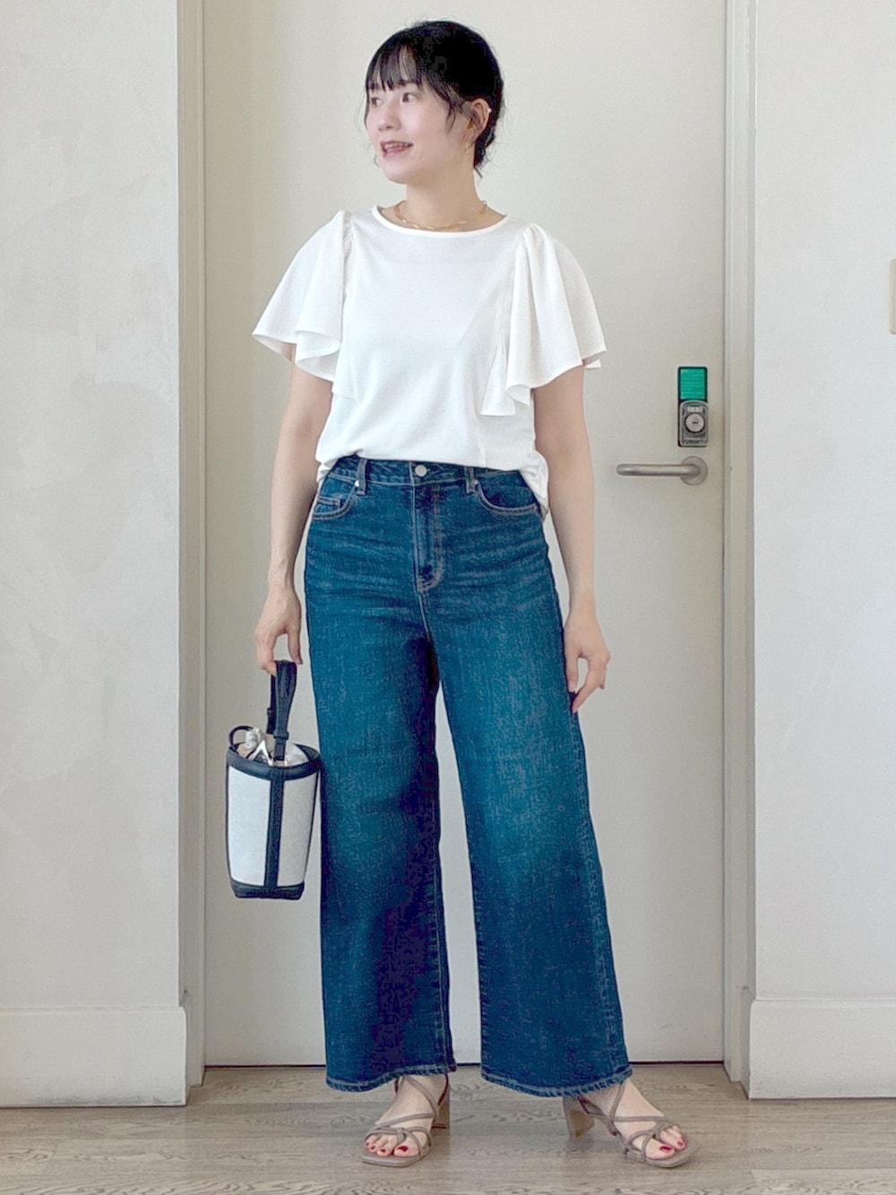 ホワイト系のTシャツ/カットソー、グリーン系のテーラードジャケット、ブルー系のデニムパンツを着用したレディースの夏コーディネートの5枚目の写真