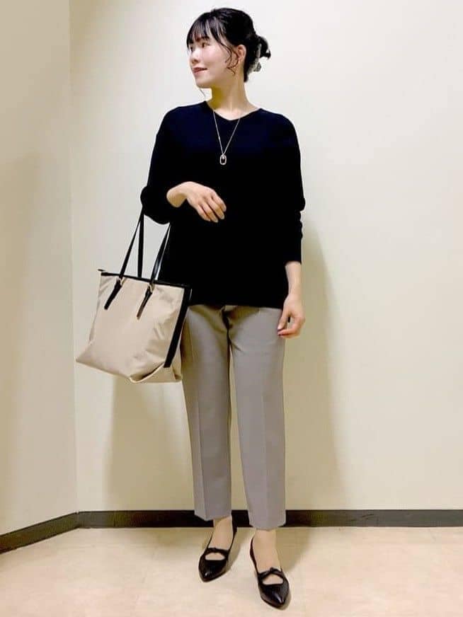 ブルー系のニット/セーター、ブラウン系のその他パンツ、ベージュ系のトートバッグを着用したレディースの春コーディネートの7枚目の写真