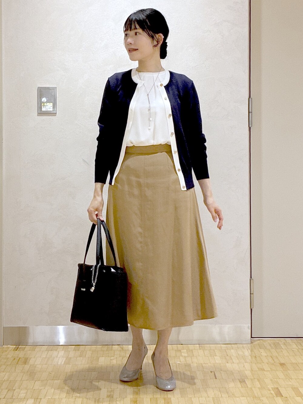 ブルー系のカーディガン/ボレロ、ホワイト系のシャツ/ブラウス、ベージュ系のスカートを着用したレディースの夏コーディネートの6枚目の写真