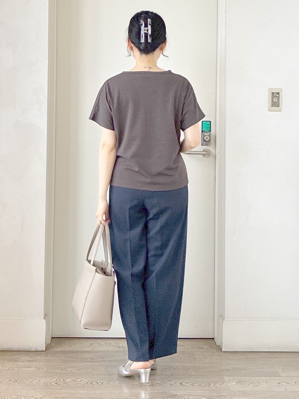 ブラウン系のTシャツ/カットソー、グリーン系のテーラードジャケット、ブルー系のその他パンツを着用したレディースの夏コーディネートの3枚目の写真