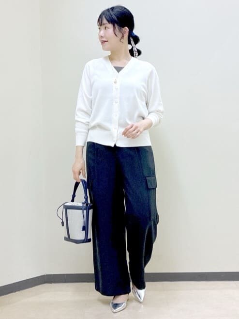 ホワイト系のカーディガン/ボレロ、グリーン系のタンクトップ、ブラック系のその他パンツを着用したレディースの春コーディネートの7枚目の写真