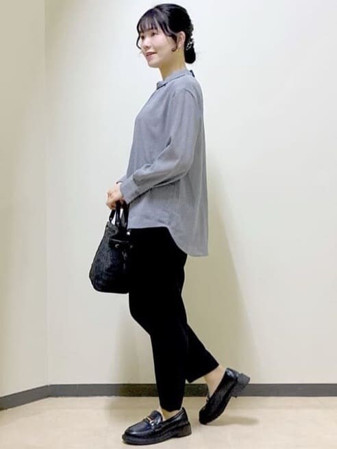 ブルー系のシャツ/ブラウス、グレー系のカーディガン/ボレロ、ブラック系のその他パンツを着用したレディースの冬コーディネートの2枚目の写真