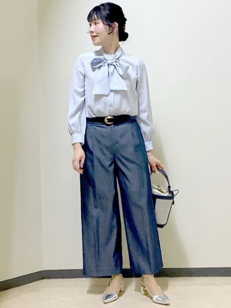 ブラック系のニット/セーター、ブルー系のシャツ/ブラウス、ブルー系のその他パンツを着用したレディースの冬コーディネートの9枚目の写真