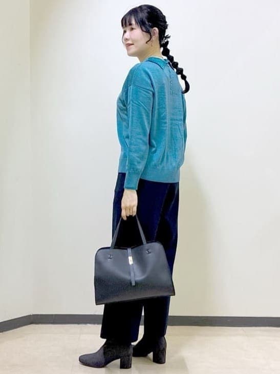 ブルー系のニット/セーター、グレー系のその他アウター、ブルー系のその他パンツを着用したレディースの冬コーディネートの4枚目の写真