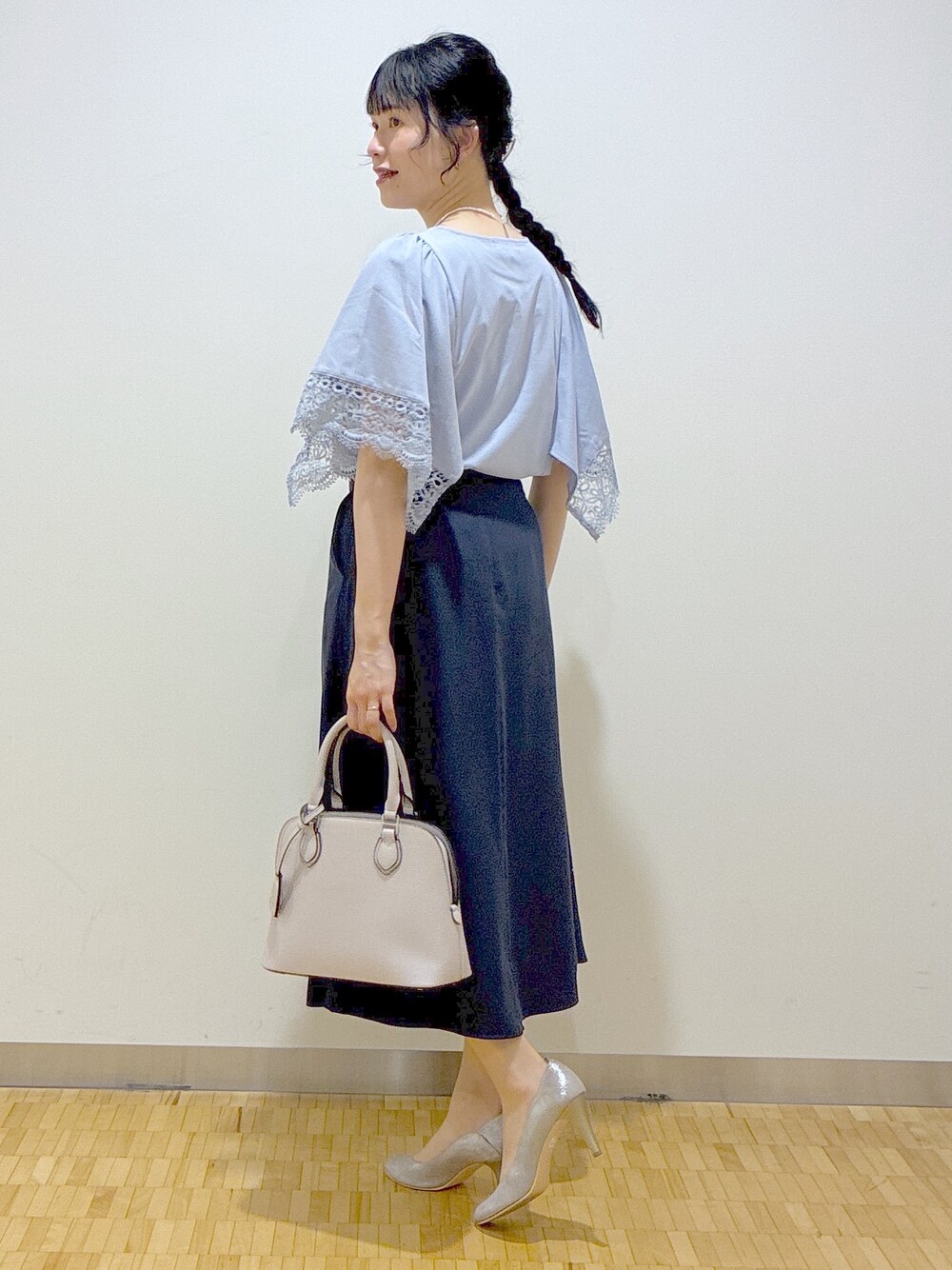 ホワイト系のカーディガン/ボレロ、ブルー系のTシャツ/カットソー、ブルー系のスカートを着用したレディースの春コーディネートの4枚目の写真