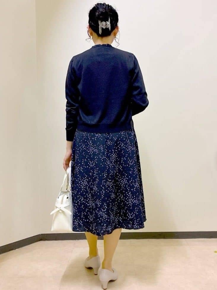 ブルー系のワンピース、ブルー系のカーディガン/ボレロ、ホワイト系のトートバッグを着用したレディースの春コーディネートの3枚目の写真