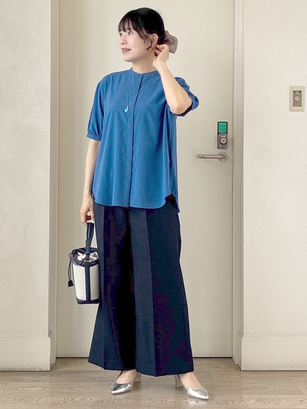 ブルー系のシャツ/ブラウス、ブルー系のその他パンツ、ブルー系のショルダーバッグを着用したレディースの夏コーディネートの8枚目の写真