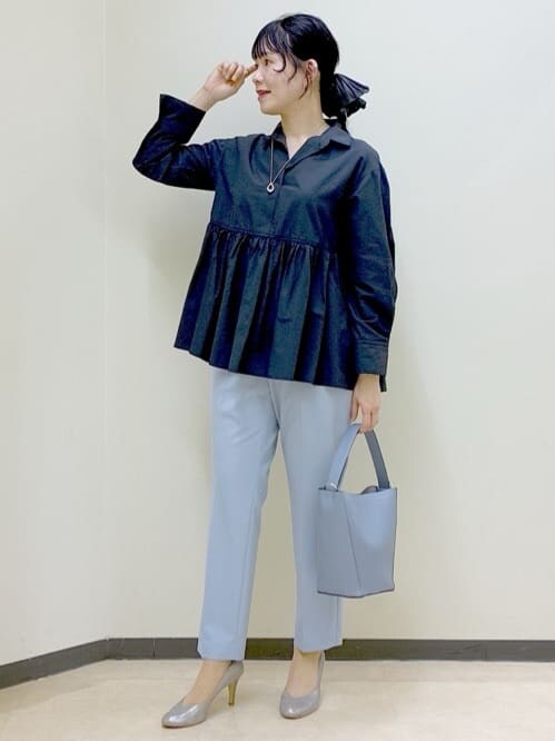 ブルー系のシャツ/ブラウス、ブルー系のその他パンツ、ホワイト系のカーディガン/ボレロを着用したレディースの春コーディネートの5枚目の写真