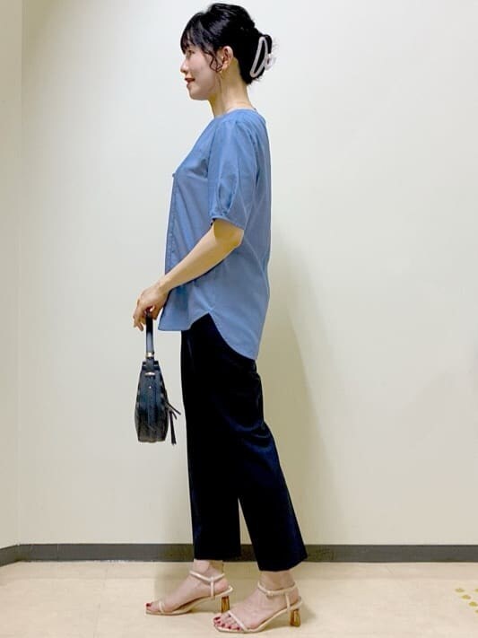 ブルー系のシャツ/ブラウス、ブルー系のその他パンツ、グレー系のカーディガン/ボレロを着用したレディースの夏コーディネートの2枚目の写真